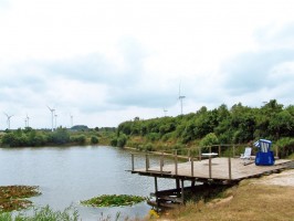 Genießen Sie ein Bad in dem See des Ferienhofgeländes. / Ferienwohnung "Heuböön" in Rantrum