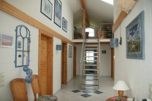    Flur mit Treppe zur Galerie:
      Eine weitere Möglichkeit 
        zum Lesen, Verweilen
                        & 
                 Träumen! / Ferienhaus "Marschblick" in Hattstedtermarsch