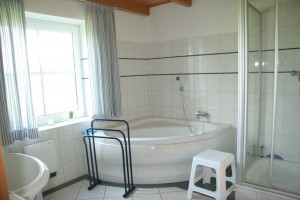 Exklusives großes Badezimmer
mit Whirlpool und Dusche
sowie Verbindungstür zum Schlafzimmer. / Ferienhaus "Marschblick" in Hattstedtermarsch