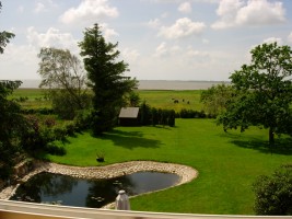   und noch ein Blick aus Ihrem Fenster in den Garten mit Gartenhaus / Appartement "Ellen Lenz" in Husum-Schobüll