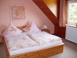 großes Schlafzimmer auch mit Blick auf die Nordsee / Ferienwohnung "Ellen Lenz" in Husum-Schobüll