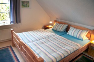 Helles und freundliches Schlafzimmer 
Doppelbett in Komforthöhe
verstellbares Lattenrost und gute Matratzen / Ferienwohnung " Möwe" in Husum-Schobüll