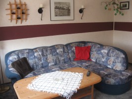 Wohnzimmer mit Sitzecke / Ferienwohnung "Ferienwohnung Hansen" in Husum