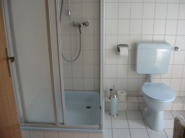 Dusche im Vollbad. / Ferienwohnung "Ferienwohnung Hansen" in Husum