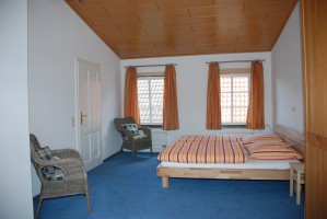 Das geräumige Schlafzimmer bietet viel Raum für Yoga, morgendliche Gymnastik oder Medidation. / Ferienwohnung "Altstadtidyll-Kapitänswohnung" in Husum / Nordsee