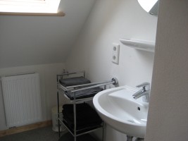 Kleines Badezimmer mit Dusche und WC / Ferienwohnung "Jahreszeiten" in Husum