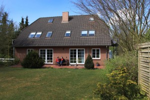 Das Haus "Anne" in Schobüll
mit schöner Terasse nach Süden ausgerichtet / Ferienwohnung " Seestern" in Husum-Schobuell