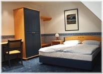 Bei uns finden Sie viele unterschiedliche Varianten der Zimmergestaltung. Ein Beispiel dafür ist die Variante Helgoland, welche durch ihre gemütliche Einrichtung schnell für Entspannung sorgt. / Hotel "Hotel Arlau Schleuse" in Hattstedtermarsch