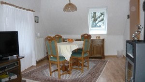 Im Wohnzimmer befindet sich eine schöne Essecke. / Ferienwohnung "Rödemis" in Husum