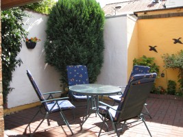 Süd-Terrasse (Sonnenschirm vorhanden) / Ferienwohnung "Nordisches Nest" in Friedrichstadt