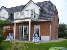 Terrassen und großer Balkon nach Süden ausgerichtet / Ferienhaus "Haus Wattenmeerblick" in Nordstrand