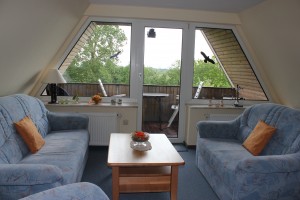 Wohnzimmer mit Balkon mit seitlichem Meerblick!

Zusätzliche Schlafmöglichkeiten für 2 Personen integriert. / Ferienwohnung "Haus Meerblick  1" in Husum / Schobüll
