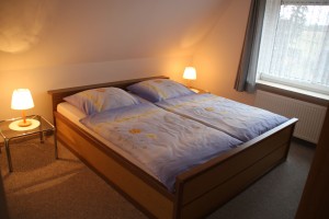 Schlafzimmer mit Doppelbett 

 / Ferienwohnung "Haus Meerblick  1" in Husum / Schobüll
