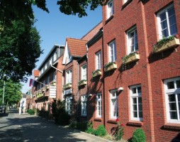 Das Hotel Osterkrug befindet sich in einem neuen Gebäudekomplex, liegt zentral und in der Nähe von "Husum Bad" und dem Golfplatz. / Hotel "Osterkrug" in Husum