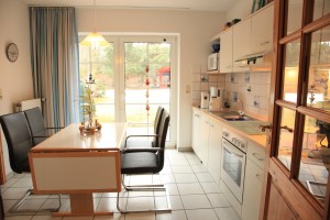 Die Küche ist auch nach Süden ausgerichtet und gut ausgestattet,
mit direktem Zugang zur Terrasse / Ferienwohnung " Seestern" in Husum-Schobuell