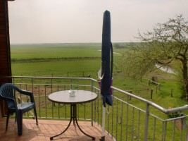 Kleine Sitzecke auf dem Balkon. / Ferienwohnung "Deichblick" in Husum-Schobüll