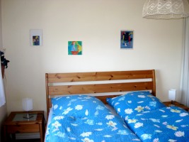 Schlafzimmer mit einem Doppelbett / Ferienwohnung  in Husum