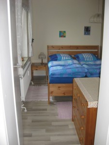 Schlafzimmer mit einem Doppelbett / Ferienwohnung  in Husum