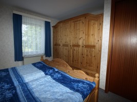 Schlafzimmer mit Doppelbett und großem Schrank / Ferienwohnung "Damitz" in Hattstedtermarsch