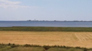 Blick von unserem Deich auf die Nordsee und auf die Insel Nordstrand / Ferienwohnung "Deichblick" in Husum-Schobüll