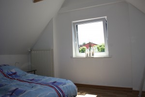 2. Schlafzimmer im Obergeschoss. / Ferienhaus "DEKO" in Husum