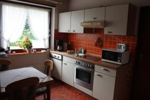 Küche mit kleinem Sitzbereich für bis zu vier Personen / Ferienwohnung "Haus Johannsen" in Husum