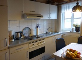 Komplett ausgestattete Küche. / Ferienwohnung "Schipp-Landen II" in Husum-Schobüll