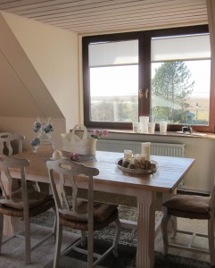 Großer Eßtisch mit Blick auf die Nordsee / Ferienwohnung "Seaside - Familienurlaub mit Hund" in Husum-Schobüll