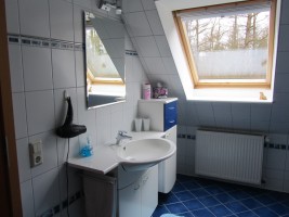 Das Badezimmer mit Waschtisch... / Ferienwohnung "Ferienwohnung Holt" in Husum