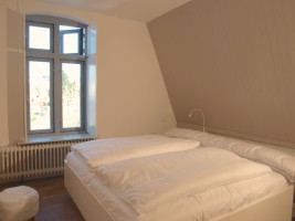 Schlafzimmer im OG mit TV / Ferienhaus "Stadthuus 51" in Husum