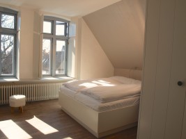 Schlafzimmer im OG mit TV / Ferienhaus "Stadthuus 51" in Husum