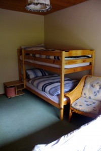 Im Kinderzimmer können drei Personen bequem schlafen. / Ferienwohnung "Haus Johannsen" in Husum