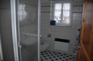 Bad mit WC und Dusche / Ferienhaus "Muschelsucher 2" in Nordstrand-Norderhafen