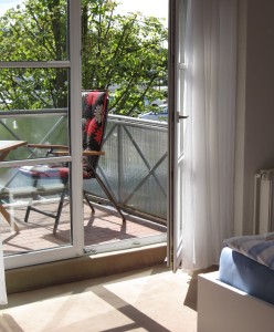 Balkon mit Gartenmöbel und Markise / Ferienwohnung "Ferienwohnung am Binnenhafen" in Husum