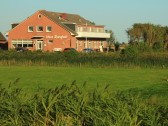 Ansicht vom Deich / Pension "Haus Rungholt" in Nordstrand