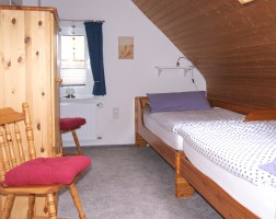 SclafzimmerNr.2 mit zwei
Einzelbetten, Schrank und  Stühlen / Ferienwohnung "Ilsebill" in Husum
