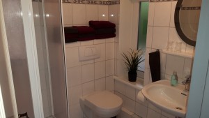 Dusche, Handtücher und Fön  vorhanden. / Ferienhaus "Müller" in Husum