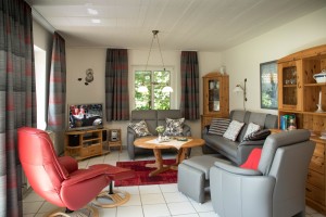 Gemütliches Wohnzimmer 
mit bequemen Sitzmöbeln
Fernsehsessel mit Hocker / Ferienwohnung " Seestern" in Husum-Schobuell