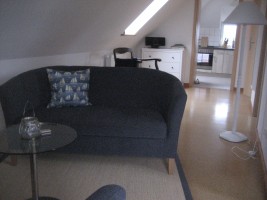 Auf dem Sofa oder Sessel können Sie es sich gemütlich machen / Ferienwohnung "Jahreszeiten" in Husum