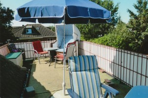 Großer Balkon mit Gartenmöbel und Standkorb / Ferienwohnung "Haus Pedi" in Husum-Schobüll