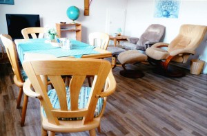 Wohnzimmer und Essecke / Ferienwohnung "Haus Pedi" in Husum-Schobüll
