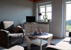 Komplett neue Möblierung im Januar 2018 -- alle Wohnzimmer in Südlage. / Ferienwohnung "Schipp-Landen III" in Husum-Schobüll