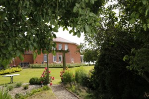 Blick vom Gaeten aus auf das Haus / Ferienwohnung ""Kiefhuck"" in Nordstrand