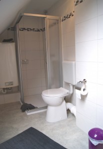 Bad mit Wc und Dusche. 
sowie Kosmetikspiegel und Fön / Ferienwohnung "Ilsebill" in Husum