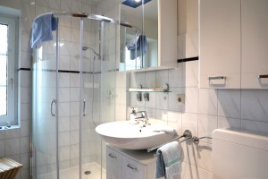 Helles Bad
WC Komforthöhe
flacher Duschen Einstieg
 / Ferienwohnung " Seestern" in Husum-Schobuell