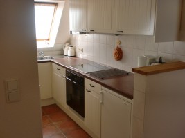 Küche mit Backofen, Ceranfeld, Mikrowelle, etc. / Ferienwohnung "Urlaub am Wattenmeer mit Strandkorb" in Finkhaushallig