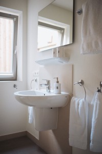 Badezimmer mit ebenerdiger Dusche / Ferienwohnung "ANKER MAL in Husum" in Husum