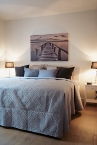 Schlafzimmer mit Doppelbett / Ferienwohnung "ANKER MAL in Husum" in Husum