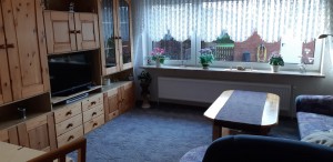 Wohnzimmer nett ausgestattet mit zusätzlichem Eßplatz. / Ferienwohnung "Ferienwohnung Hansen" in Husum