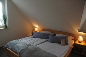 Schlafzimmer mit Doppelbett / Ferienhaus "Muschelsucher 2" in Nordstrand-Norderhafen